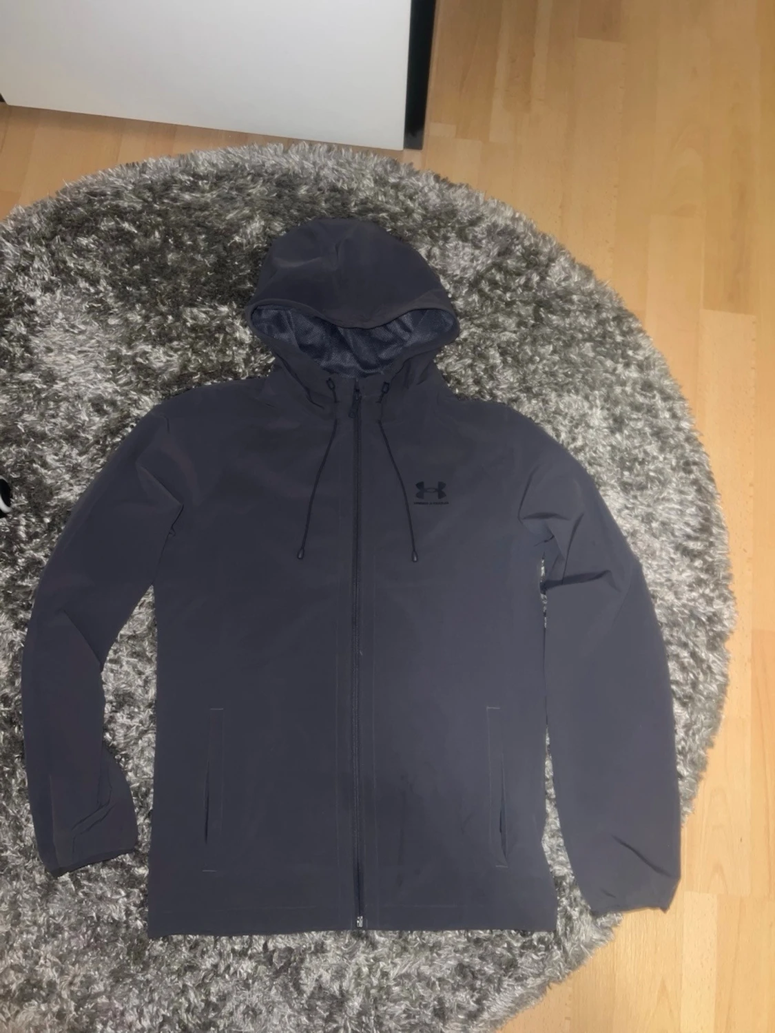 Gra vindjacka från Under Armour