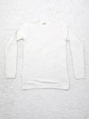Vit ribbstickad tröja L - Klassisk vit ribbstickad tröja med rund hals och långa ärmar. Tröjan har en enkel och stilren design som passar till det mesta. Perfekt för lager på lager och enkel att matcha med olika outfits.