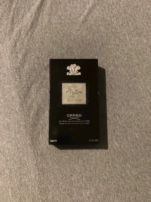 Creed Aventus EdP 100ml - Lyxig parfym från Creed, Aventus EdP i 100 ml. Flaskan kommer i en elegant svart förpackning med silverdetaljer och klassisk logotyp.  Alla orginal delar tillkommer och inga defekter finns! 95ml kvar ungefär. Skriv vid fler frågor.
