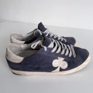 The Gallerist Skor - Snygga sneakers från The Gallerist i mörkblått mocka med vita detaljer. Perfekta nu till hösten/vintern. Sulorna är väldigt slitna, som 🫵🏽ser på bilderna. Skorna är väldigt använda därmed priset. Det medkommer ej box. Priset är ej fast så det går att diskutera. Skick 6/10