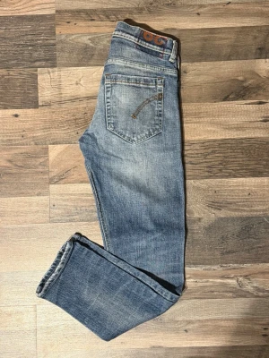 Dondup George | W29 - Feta dondup George | Feta slitningar | Storlek: W29 | Mått: 93cm längd, 34cm midja | model: George | hör av er vid minsta lilla fråga eller fundering!🤝