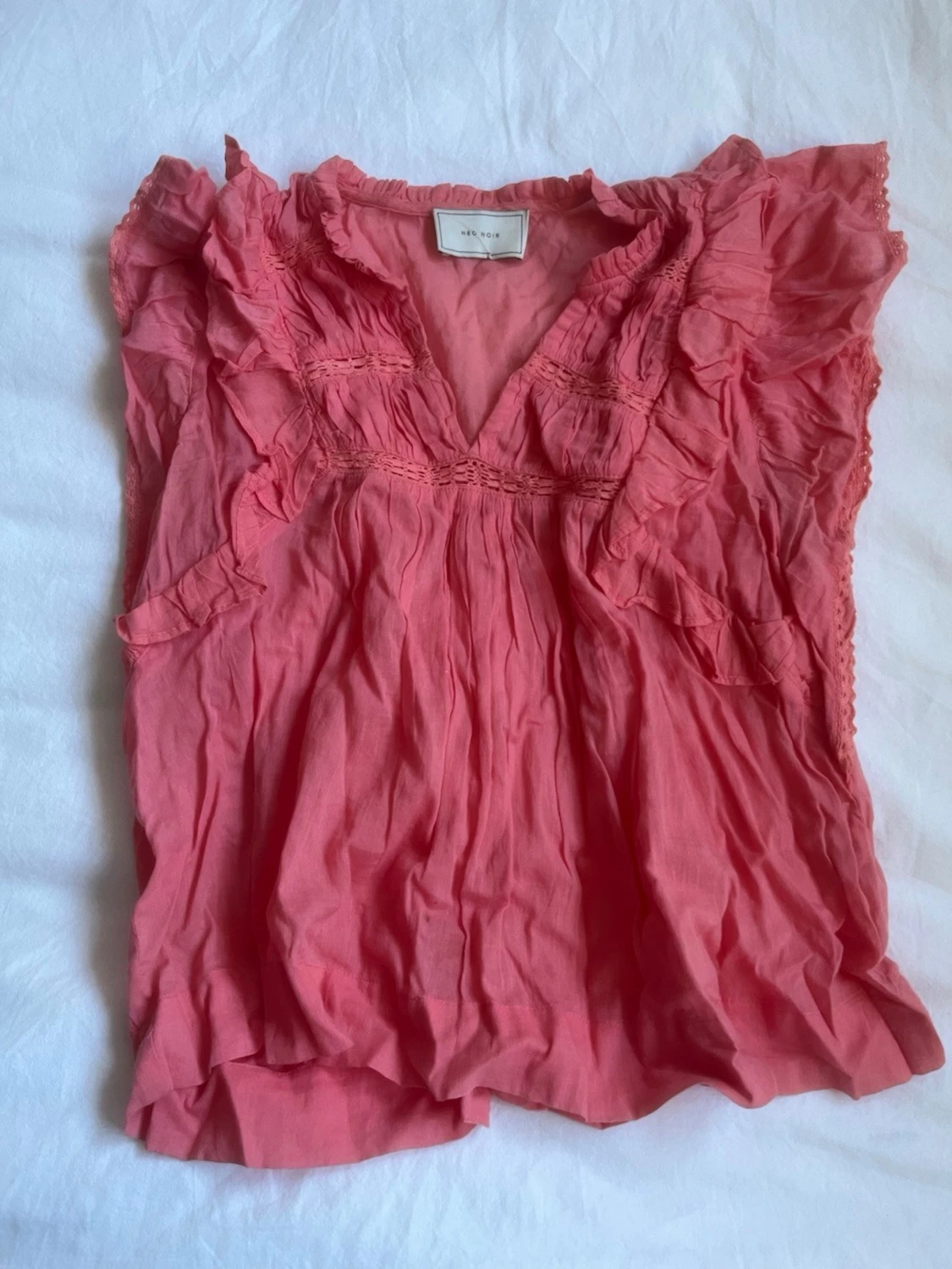 Rosa blus med volanger från Neo Noir