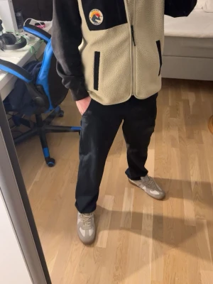 Beige fleecejacka från Everest - Säljer en beige fleeceväst från Everest i storlek S men sitter som M