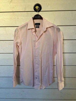 Skjorta Profuomo - Skjorta från italienska profuomo, i storlek small (slim fit). Skjortan är ljusrosa och passar mig som är 180. Skjortan har en fläck på baksidan se bild 4. 