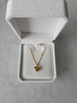 Halsband med ett hjärta - Säljer halsband med ett hjärta samt står det Love på. Helt nytt som är jätte gullig och passar i alla outfit.