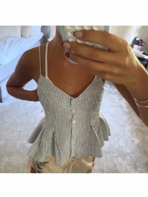 Randig peplum-linnetopp med knappar - Snygg randig linnetopp med knappar framtill och smala axelband💞pris kan diskuteras!