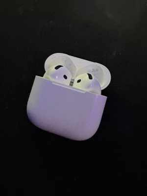airpods 4 - relativt nya airpods i riktigt bra skick har tyvärr ingen låda eftersom jag slängde den nästan direkt när jag fick dom, har nyligen köpt nya airpods pro 2 darför säljer jag dem här, kontakta vid intresse