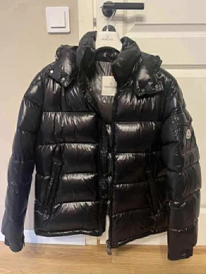 Moncler pufferjacka  - Säljer en svart Moncler puffer jacka. Perfekt för kalla vinterdagar och riktigt trendig stil. Priset diskuteras, passa på och köp. ❄️