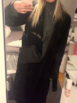 Svart lång kappa  - jättesnygg långkappa