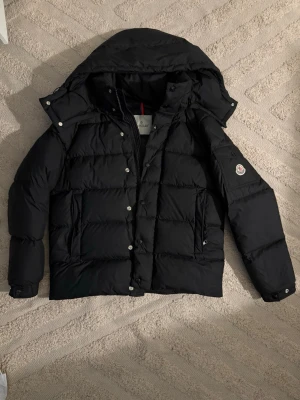 Svart dunjacka från Moncler - Moncler vezere jacka i väldigt bra skick och väldigt bra och skönt material. Pris kan diskuteras vid snabb affär. Passar nu till höst och vinter 