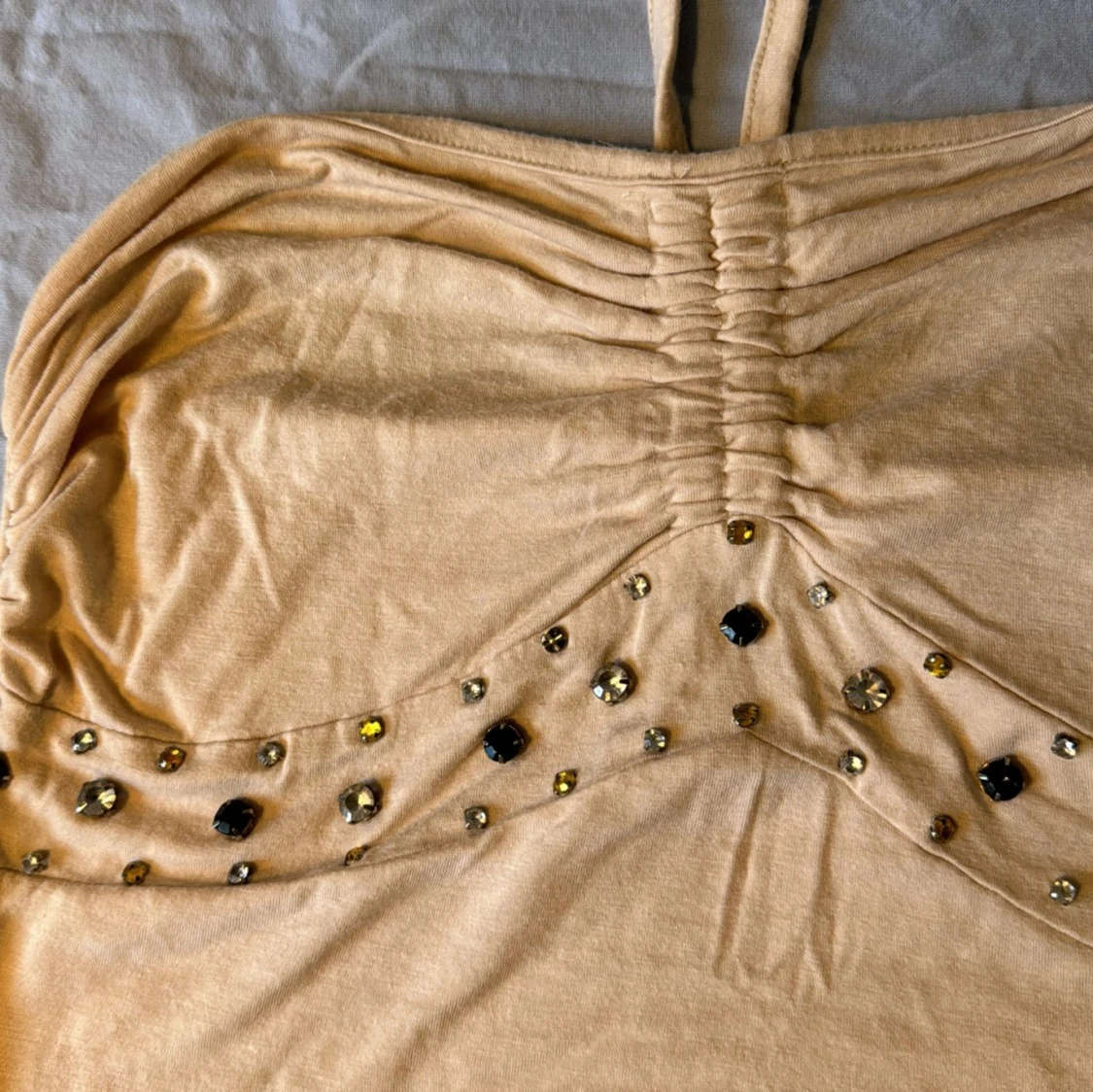 Halternecktopp med stenar - 90