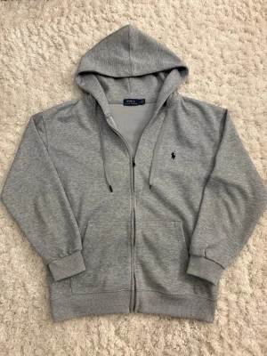 Ralph Lauren zip hoodie  - Säljer denna Ralph Lauren zip hoodien. Storlek L, grymt skick. Hör av er vid eventuella frågor eller funderingar! 