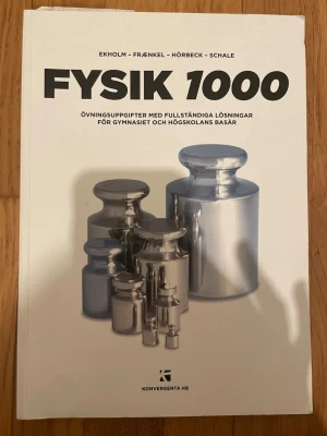 Fysik 1000 övningsuppgifter bok - Fysik 1000 är en kursbok med övningsuppgifter och fullständiga lösningar för gymnasiet och högskolans basår. Boken har vit framsida med bild på vikter i metall och svart text. Perfekt för dig som pluggar fysik.