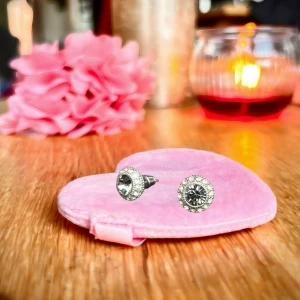 Söta vintage örhängen med strass! - Små söta vintage örhängen med ljusgröna kristaller och strass. Mått: 1 x 1 cm. Oanvända.