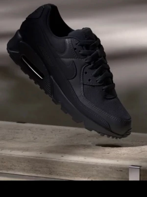 Nike air Max 90 - Helt nya air Max 90 köpte för en vecka sedan. Storlek 44,5 och 44. Köpte för 1740kr och säljer för 1500kr skriv vid minsta fundering.