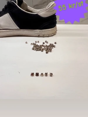 Flycrew nitar - Nitar till flycrew | Pris: 55 kr/st man kan göras bättre pris vid köp av fler | Lim för att sätta fast nitarna tillkommer vid köp