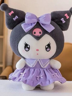 Söt Kuromi mjukisdjur i lila klänning - Supergulligt Kuromi mjukisdjur med stora svarta öron dekorerade med små rosetter. Den har en lila rosett på huvudet, rosa dödskalle och bär en fluffig lila klänning med volanger och små rosetter. Perfekt för dig som älskar kawaii och samlar plushies. Helt nytt men utan prislapp, ungefär 30cm lång