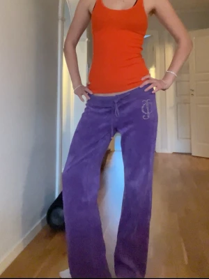 Lowwaist Vintage Juicy Couture - Lowwaist Vintage Juicy Couture. Lite för korta för mig som är 180. Superfina, snöre i midjan!