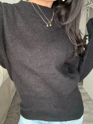 stickad tröja  - säljer denna svarta stickade tröja från Lindex storlek XS🥰