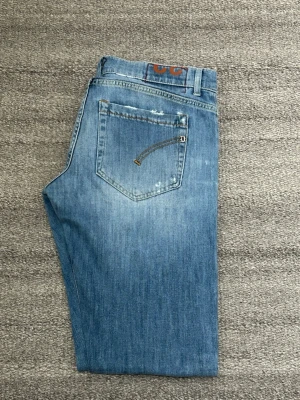 Ljusblåa Dondup George Jeans - Ljusblåa Dondup George Jeans. Bra skick, äkta, inga defekter utom slitningar som passar till looken! 