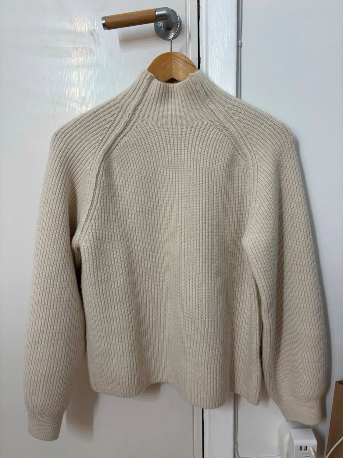 Beige ribbstickad polotröja