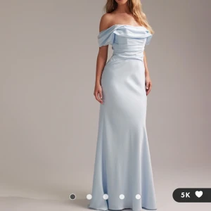 Ljusblå balklänning - Ljusblå balklänning. I storlek 34. Klänningen tar slut snabbt så asos hämsida. Klänningen är aldrig använd och alla lappar sitter kvar på klänningen. Ny pris 1700kr Fråga gärna om bilder! Pris kan förhandlas!