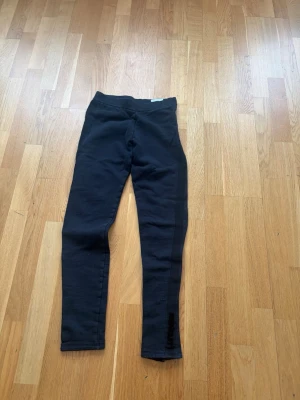 Svarta leggings från Moncler  - Säljer ett par svarta skinny leggings från moncler 14y