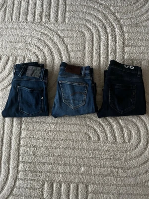 Mörkblå skinny jeans - Säljer 3 par riktigt nice jeans, G star raw, Dondup, Replay 