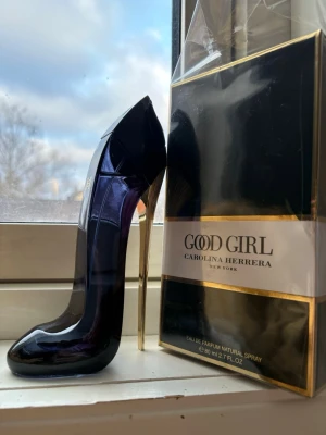 Good Girl parfym från Carolina Herrera - Good Girl Eau de Parfum från Carolina Herrera i en unik och lyxig flaska formad som en högklackad sko. Flaskan är mörkblå med gulddetaljer och rymmer 80 ml. En ikonisk doft som sticker ut både i doft och design.