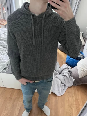 Mörkgrå stickad hoodie - Riktigt snygg och eftertraktad stickad hoodie | Storlek M | Mycket fint skick✅|