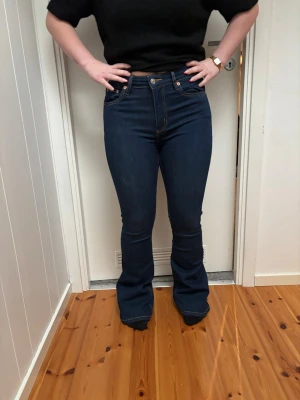 högmidjade blåa jeans  - högmidjade jeans, super sköna och jätte stretchiga, långa i benen 