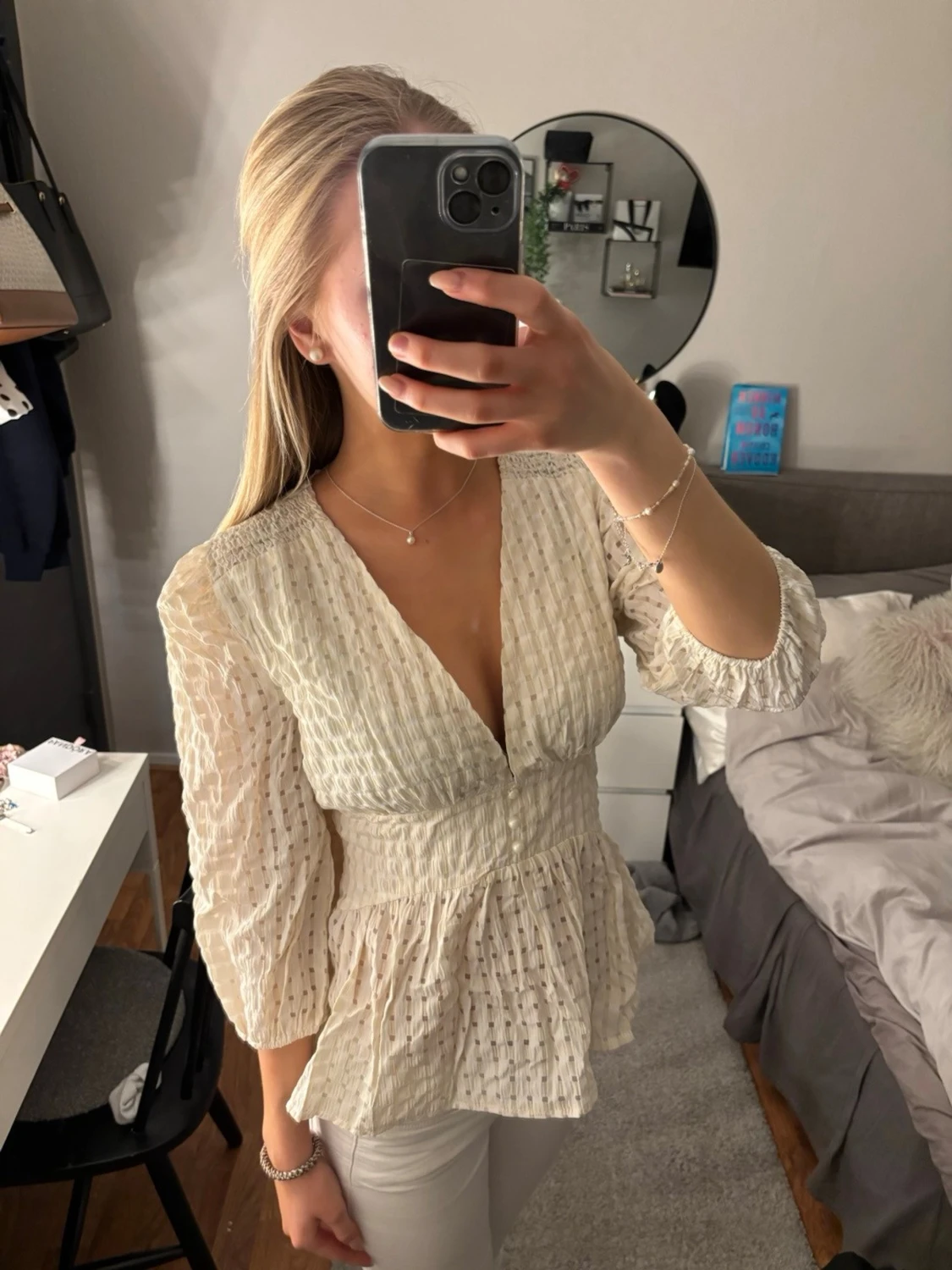 Vit blus med v-ringning och struktur