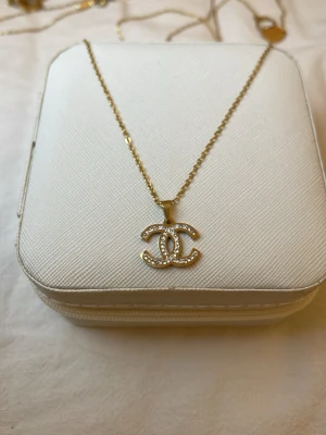 Guldigt liknande Chanel halsband  - Guldigt liknande Chanel halsband vintage 💖
