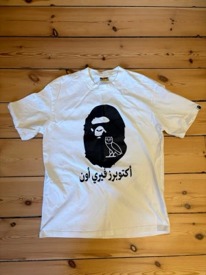 Bape x OVO T Shirt - Bape x OVO t shirt. Storlek S. Använd en eller två gånger, som nytt skick. 