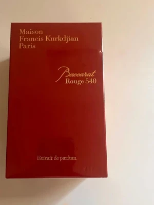 Baccarat Rouge 540 Extrait 70 ml - Lyxig parfym från Maison Francis Kurkdjian i doften Baccarat Rouge 540 Extrait de Parfum. Flaskan rymmer 70 ml och kommer i en elegant röd förpackning med guldfärgad text. En exklusiv och intensiv doft som verkligen sticker ut. NYPRIS ligger på 4100kr . Fraktas med postnord köparen står för frakt kostnaden 