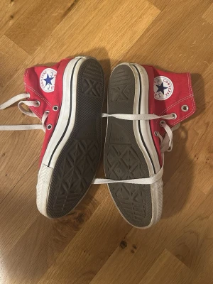 Röda Converse All Star high tops - Klassiska röda Converse All Star high tops i topp-skick. Knappt använda alltså. 