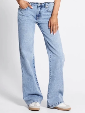 Ljusblåa raka jeans med hög midja - Snygga ljusblå jeans med rak passform och hög midja. Jeansen har klassiska fem fickor och stängs med dragkedja och knapp. Tillverkade i denim med en avslappnad vibe, perfekta för en trendig och bekväm stil.