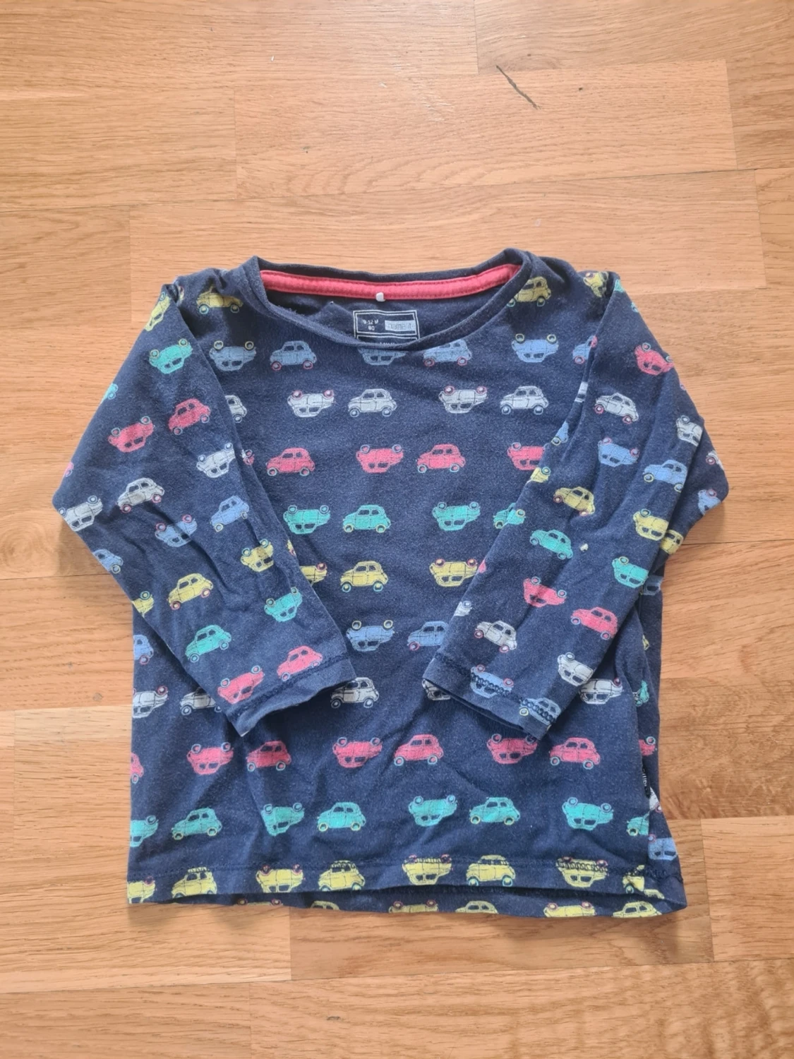 Blå långärmad tröja med bilar