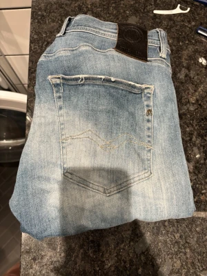 Ljusblå slim fit jeans från Replay - Säljer ett par ljusblå hyperflex slim fit jeans från Replay pga att de är för små. De är W28 L32. Kommer ej ihåg vart de köpta. Riktigt fint skick.
