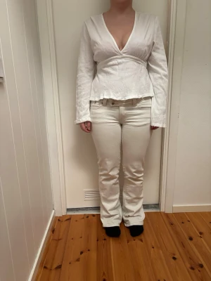 vit långarmad tröja  - bra material, långarmad och vringad, knyt i ryggen. säljer då den är förstor och nästan aldrig använd. STOLEK M