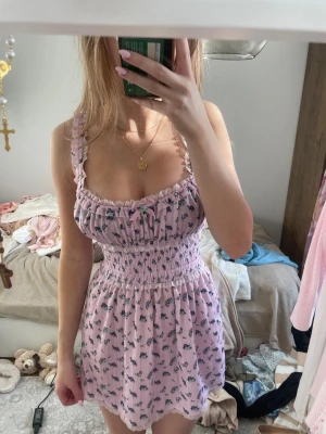 Såå snygg klänning - Såå snygg klänning från for love & lemons i perfekt skick! 