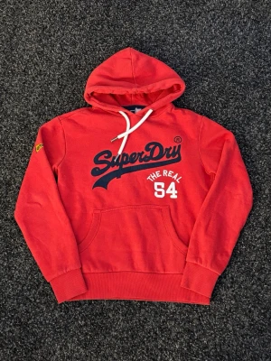 Superdry hoodie - vintage  - Säljer nu en eftertraktad Superdry hoodie i väldigt bra skick. Modellen produceras och är väldigt sällsynt. Kan även gå ner lite i pris vid snabb affär! 