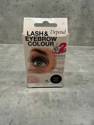 Lash & Eyebrow Colour - Depend - Depend Lash & Brow Colour för färgning av fransar och bryn. Helt ny och oöppnad förpackning.  Enkel att använda hemma och ger ett naturligt, hållbart resultat. Perfekt om du vill slippa mascara eller brynsmink i vardagen.  Nypris ligger vanligtvis runt 120–150 kr i butik.