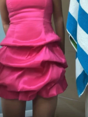 Rosa cool klänning - Så cool snygg rosa klänning som är köpt i en vintage butik i frankrike, jag hade denna klänning på en capitol fest (passar perfekt till det)