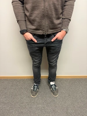 Dondup Jeans George - Dondup Jean i modell George - Populäraste jeansen på hela Plick.🤩 Nypris = 4000kr Super bra skick utan defekt (9/10). 
