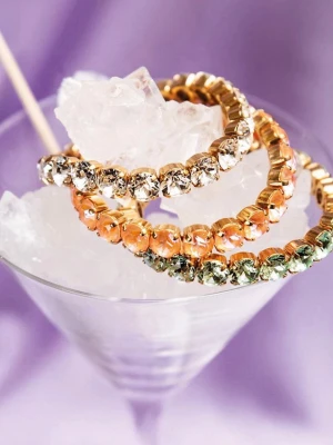 Caroline Svedbom Armband  - Säljer detta supersnygga lyxiga armbandet från Caroline Svedbom, Gia stud bracelet. Knappt använt så fint skick. Silvriga stenar och guldiga runtom. Passar till allt!! Nypris: 1295kr Mitt pris: 650kr. Står i beskrivningen på nätet ”Det är tillverkat av mässing pläterad med 18K guld eller rodium och prytt med gnistrande kristaller som fångar ljuset från alla vinklar”  Bild 1 & 4 är lånade från hemsidan 