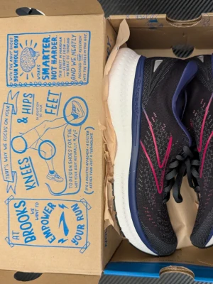 Brooks skor - Hej! Dessa skor är helt nya, aldrig använda och har sin original box.  Ny pris på dessa skor ligger på 1500kr och mitt pris är 450 kr.  Kan mötas upp i Göteborg, närliggande stad eller frakta runt hela Sverige.  Tveka inte på att meddela mig vid fler frågor eller om du vill ha fler bilder.