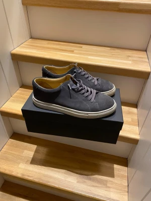 Myrqvist Oaxen strl 41 mörkgrå - Stilrena mocka skor i modellen Oaxen från märket Myrqvist. Mycket fint skick, perfekt för dig som inte vill betala nypris. Skorna är i mörkgrå med vit sula och i storlek 42. Överdelen är i mocka och insidan i ljust läder. Endast använda fåtal gånger. Bekväma och lätta att styla till vardags. Box medföljer. Hör av er vid frågor och funderingar!