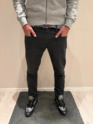 Gråa/Svarta replay jeans - W30 - Replay jeans 👖✨ Svarta/gråa och stilrena 🖤 Slim fit, men lite större än vanlig slim 👀 Storlek W30 Nypris ca 1 500 kr 💸 – vårt pris 599 kr 🔥 Snygga jeans som sitter bra och funkar till många outfits 😎 Kika gärna in vår profil för fler feta Replay-jeans i olika färger och storlekar 👀🔥 Hör av er om ni har frågor eller vill ha fler bilder 💬
