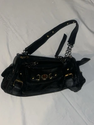 Svart axelväska med kedjedetaljer - Cool svart handväska 